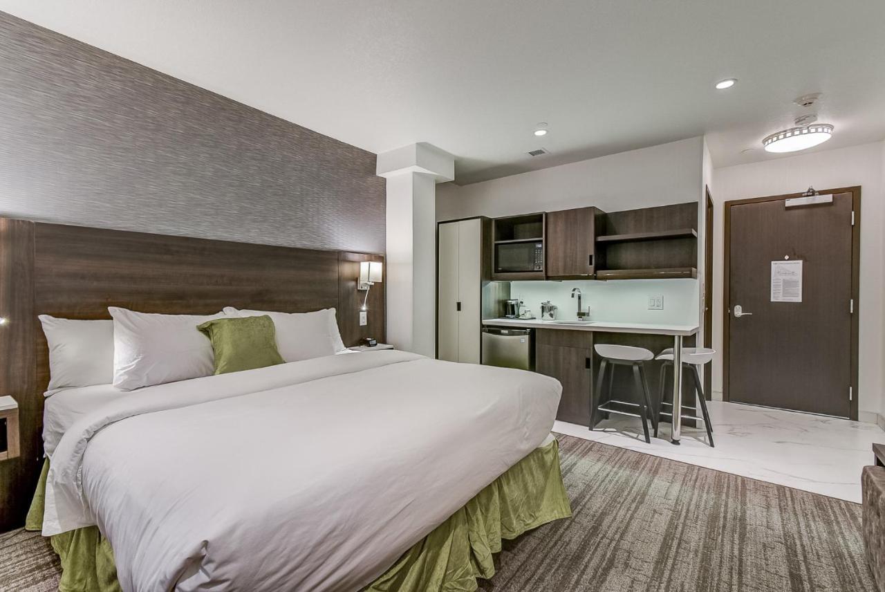 Est Hotel Toronto Bagian luar foto