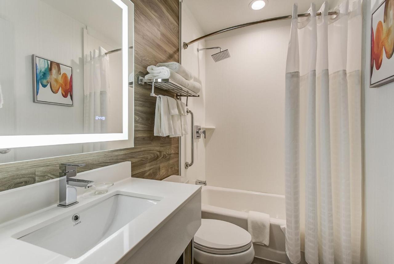 Est Hotel Toronto Bagian luar foto