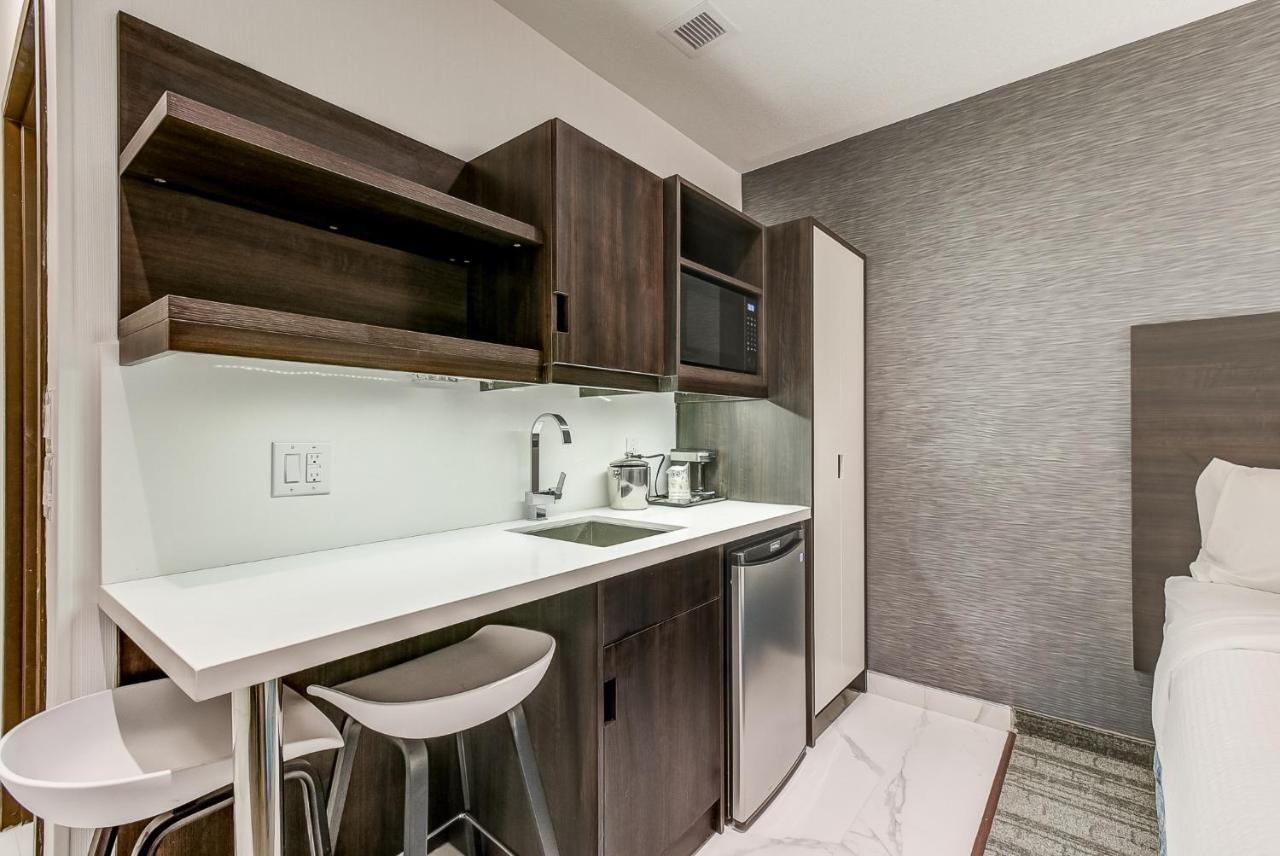 Est Hotel Toronto Bagian luar foto