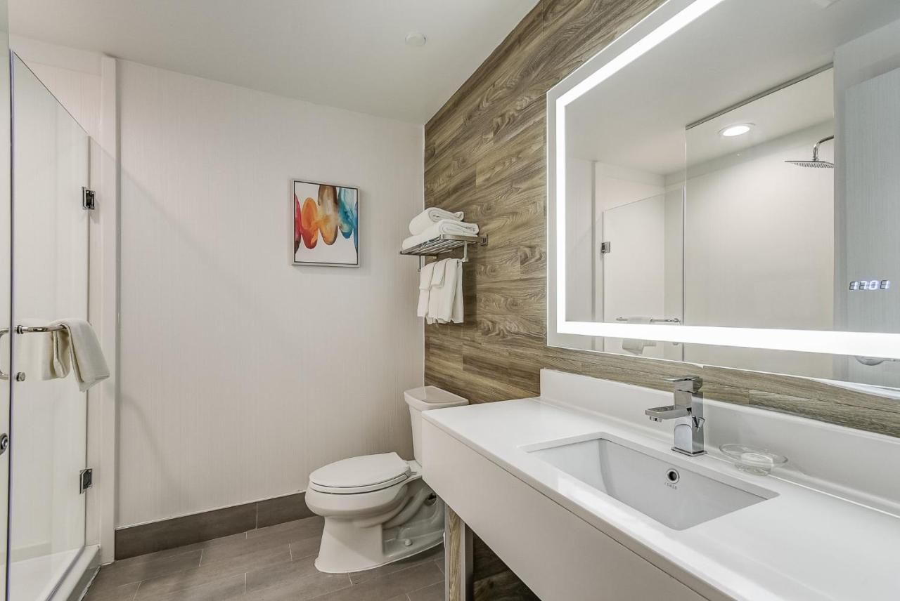Est Hotel Toronto Bagian luar foto