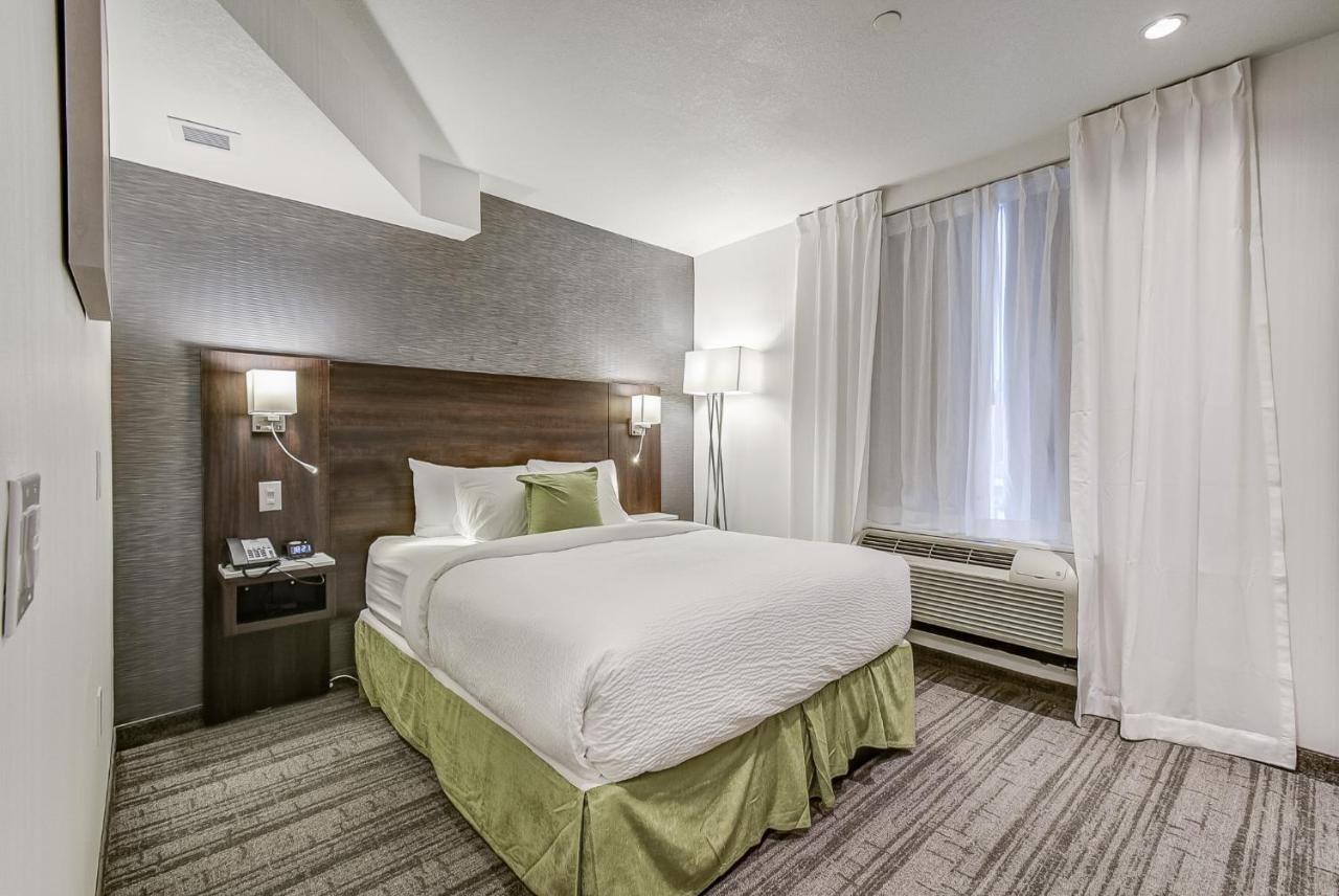 Est Hotel Toronto Bagian luar foto