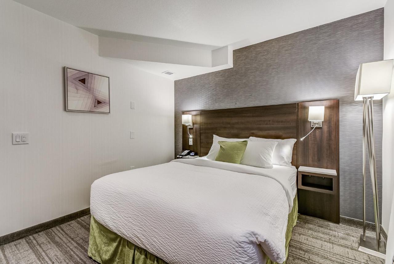 Est Hotel Toronto Bagian luar foto